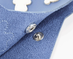 soft-leather-glasses-pouch-button-details